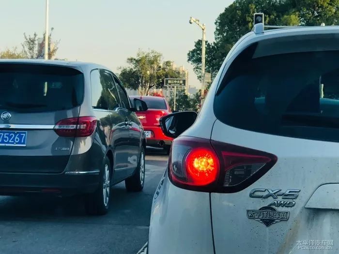 真皮座椅破了一点皮还在上面,汽车真皮座椅破了如何修复