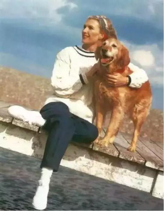 60岁拍裸照，惊艳T台，培养出身价200亿儿子：年龄从来不是问题