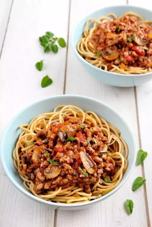 凉拌凉面和凉皮一起怎么做好吃,凉菜调料汁最详细配方凉拌面