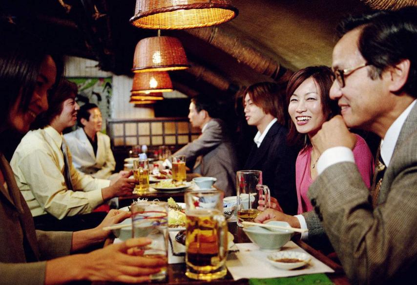 老板和员工喝酒应该怎么做,领导给员工买单怎么办