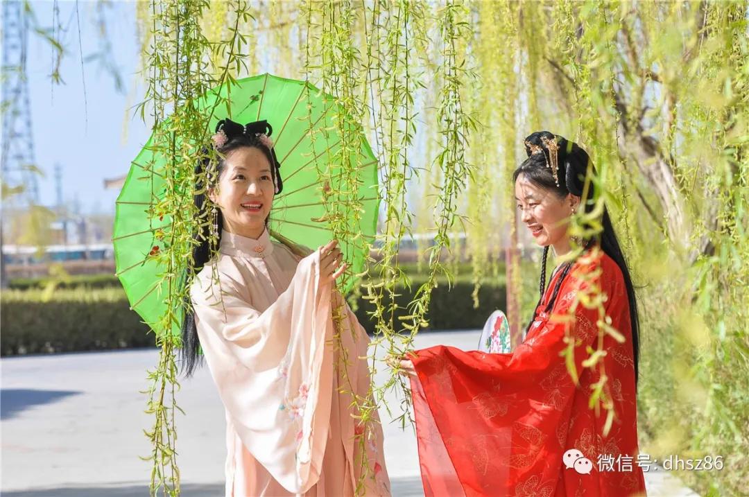 敦煌鸣沙山下百花争艳,甘肃敦煌鸣沙山下杏花枝头春意闹