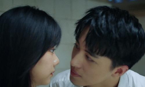 谭松韵吻戏初吻给了谁,谭松韵和晏紫东微博互动