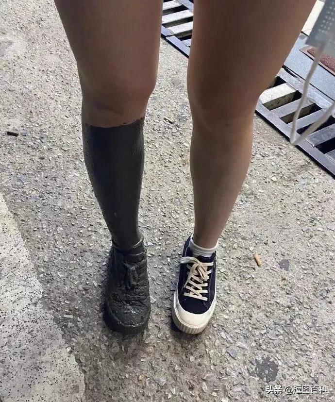 一脚踩进水坑系列,一脚踩进泥坑里那种感觉