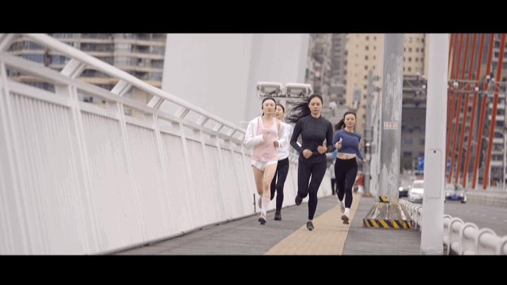 我们跑遍几个网红城市，发现有一种四人社交游戏很火