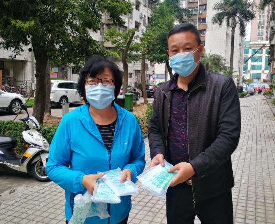 村民为抗疫一线捐赠物资新闻,热心市民爱心接力为抗疫捐赠物资