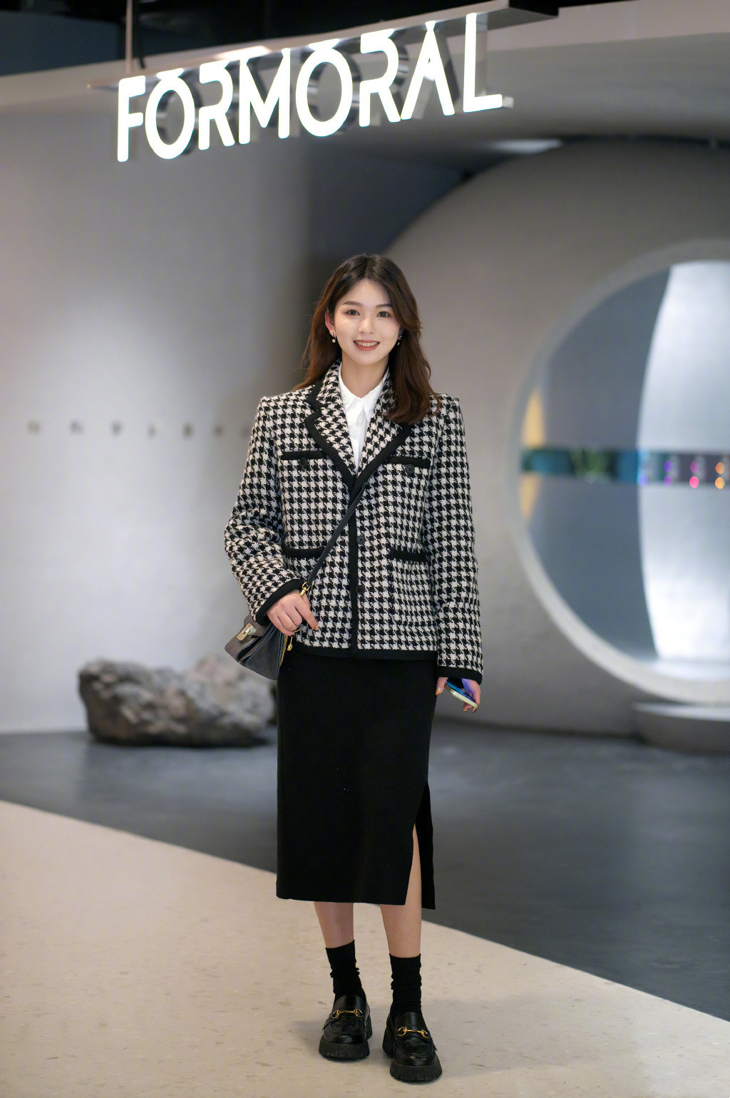 春天穿半身长裙,黑色半身长裙配什么上衣好看夏天