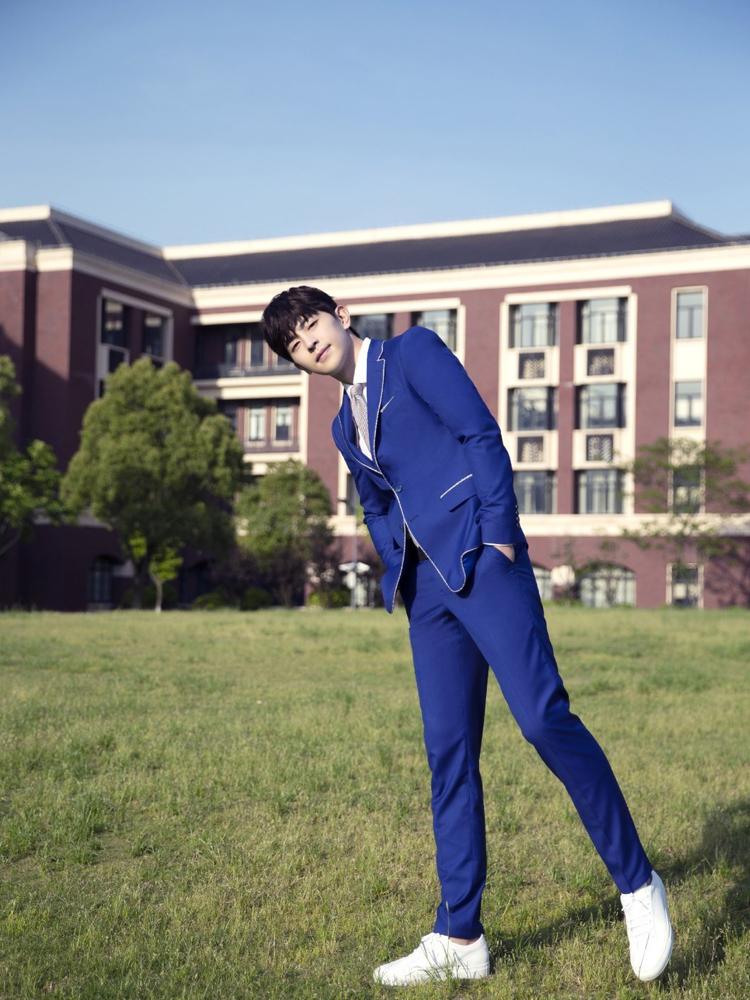 邓伦喜提“懵伦”称号！穿毛衣直播被调侃？粉丝：你以为是乱穿吗