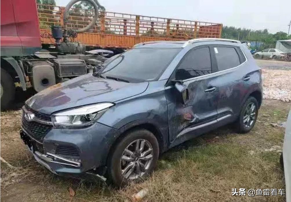 角度刁钻，奇瑞瑞虎5x碰撞重卡车顶，网友：跑山路累了躺下休息