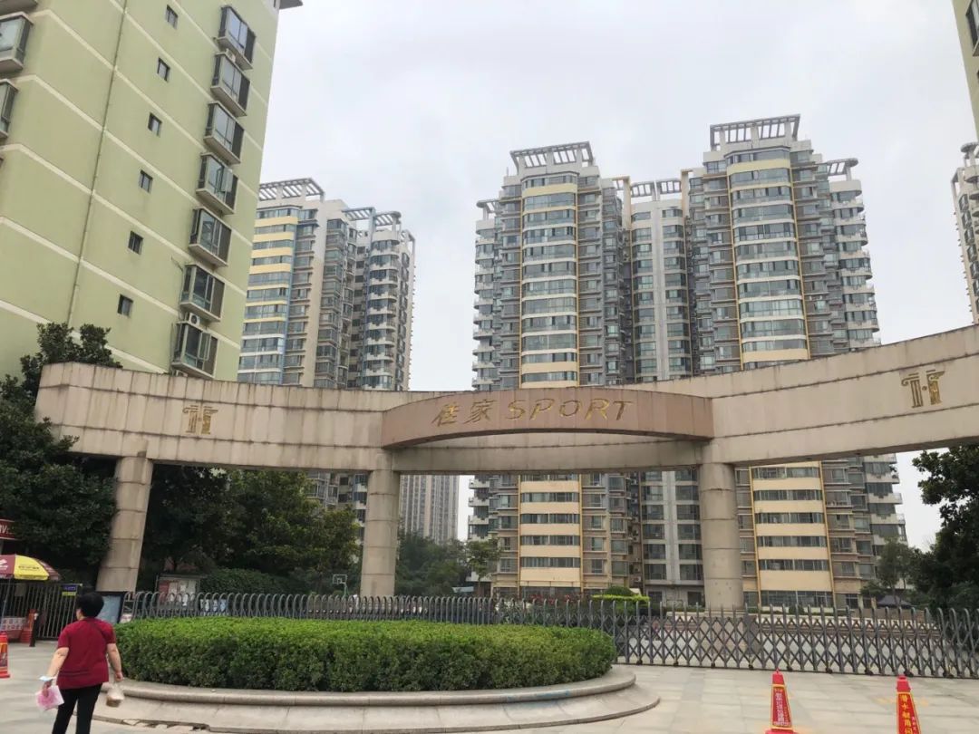 小伙巨资买56个车位被骗,44个车位反被骗7万