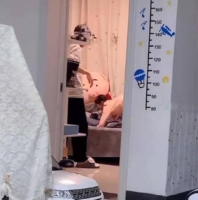 妹妹偷偷爬上哥哥的床，哥哥的反应太无情了，网友：同*妹妹情**