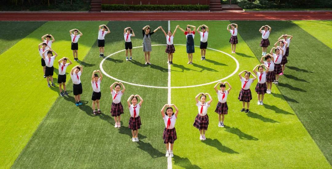 萌娃们终于复学啦！来看今天小学、幼儿园的现场图→