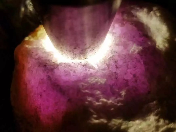 男子不小心摔坏翡翠,男子捡到一块翡翠原石出价15万