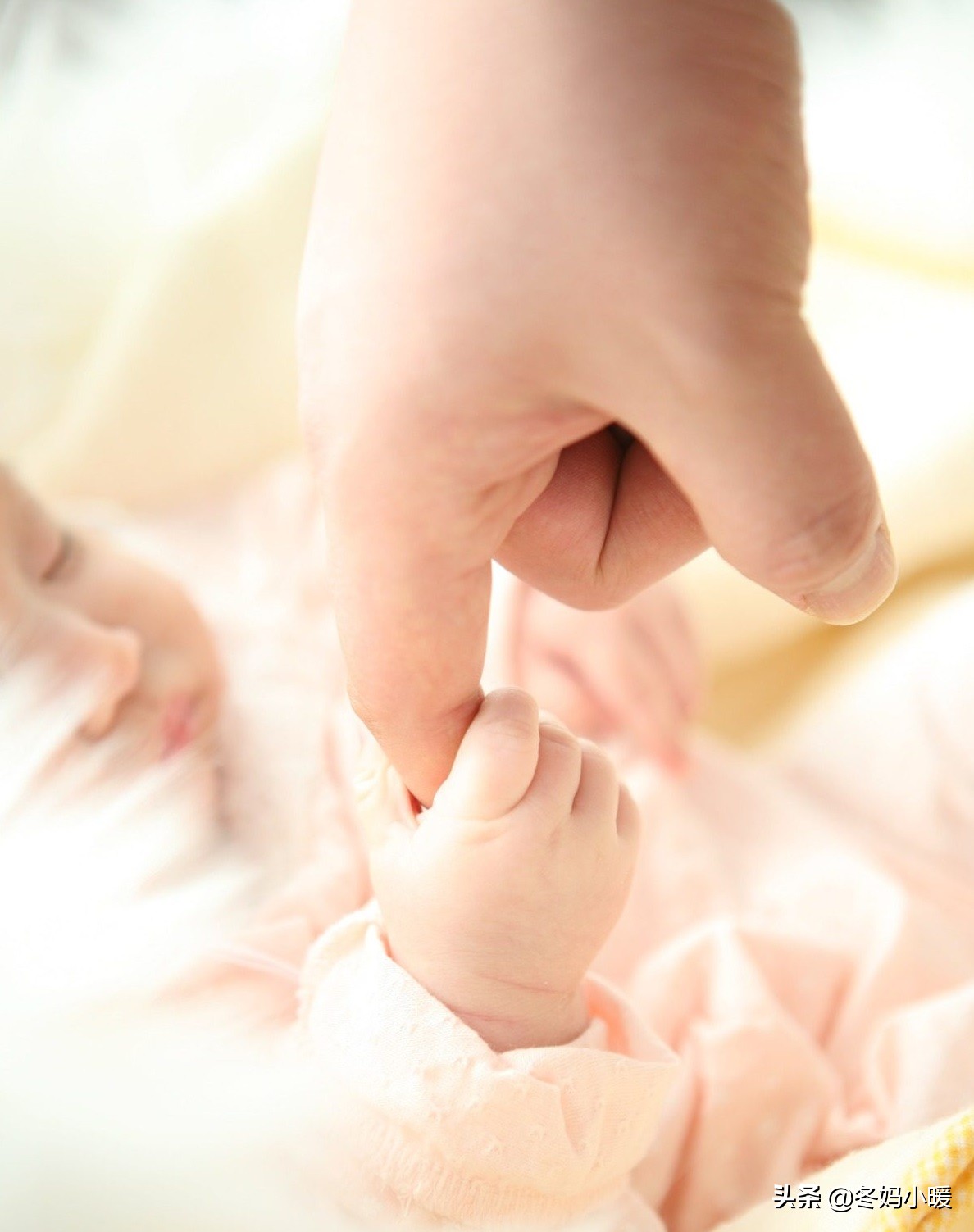 婴儿从床上摔下来嗷嗷叫,六个月小孩从床上摔一下严重吗