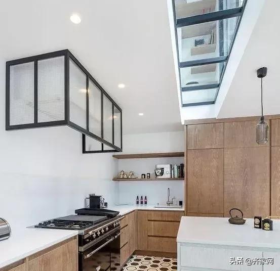 侧吸油烟机被吊柜挡住,油烟机排烟管吊柜遮挡