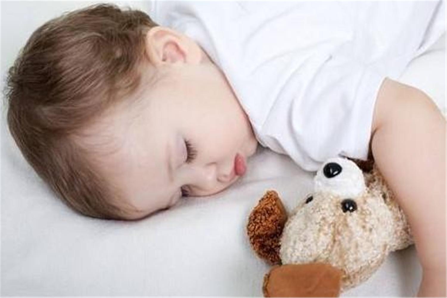 宝宝每天睡到半夜就醒了,宝宝每天晚上睡两小时就醒