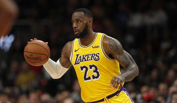 詹姆斯的传球意识到底有多强,35岁詹姆斯抢断湖人