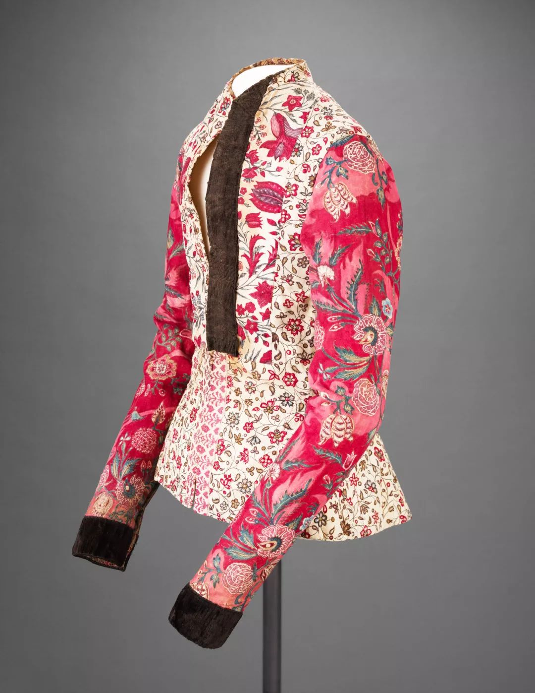 穿粉色就是娘娘腔?让小李子和猫王告诉你什么叫“油而不腻”