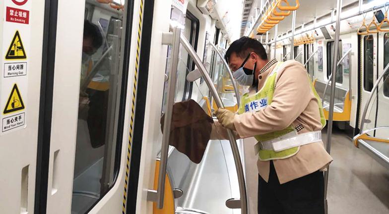 地铁车站防疫一线“清洁卫士”的24小时