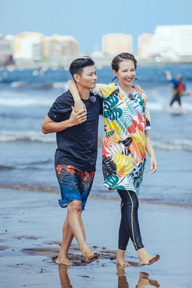 蔡少芬穿孕妇裙现身,46岁高龄产妇蔡少芬