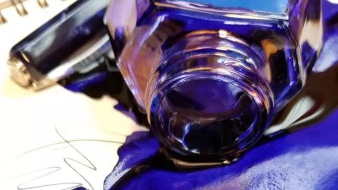 香水味道特别重,香水里有浓烈的味道