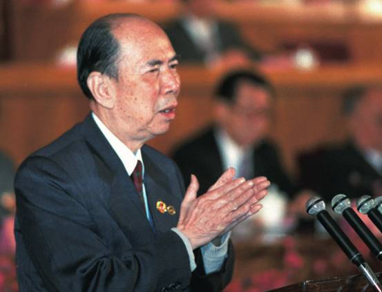 1952年澳葡挑衅，*剑英叶**关闭闸门，澳门王出面了，其子成首届特首