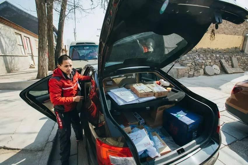 小轿车送货！你敢信？镖滴打车超级快递APP送快递也能送出新高度