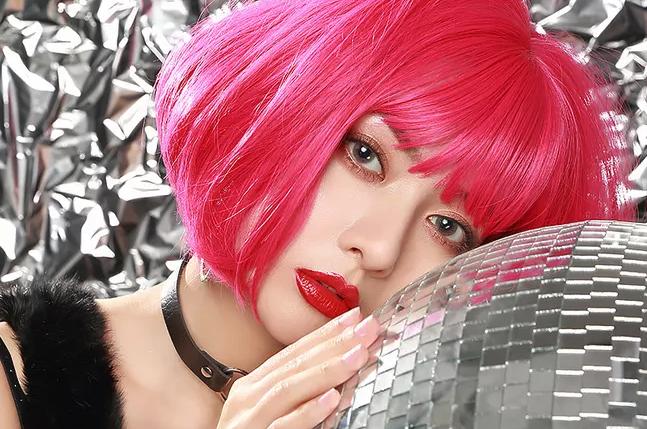 职场女无框眼镜,女白领上班时找隐形眼镜