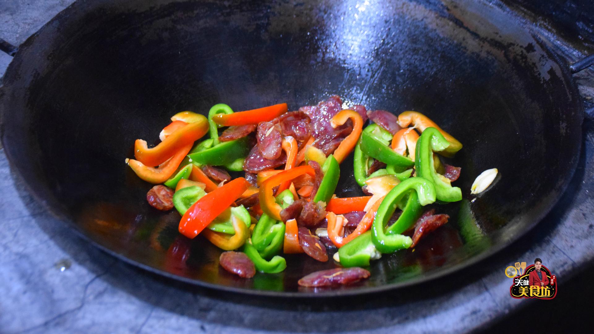 菜椒土豆炒腊肠的家常做法,菜椒西红柿炒广式腊肠
