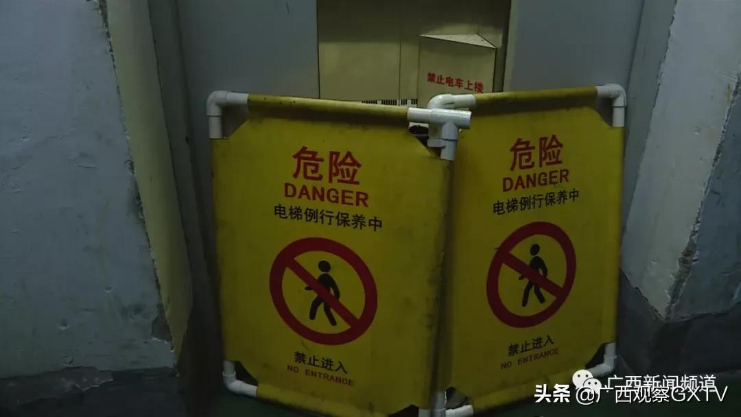 南宁一小区电梯坠落砸坏电梯门,小区电梯事故2人8楼坠落
