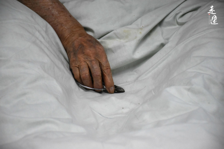 “第一次抠便，我差点吐了”！我和我的三百个爸妈