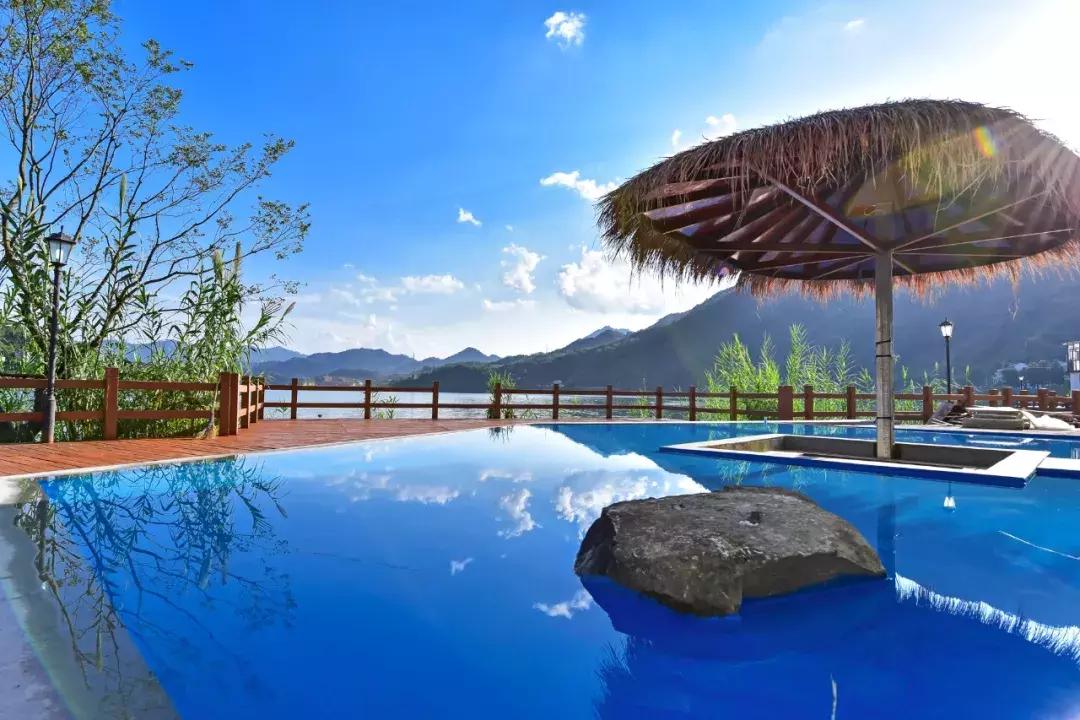 把千岛湖“装”进自家民宿，做了一个无敌湖景泳池，让无数人尖叫