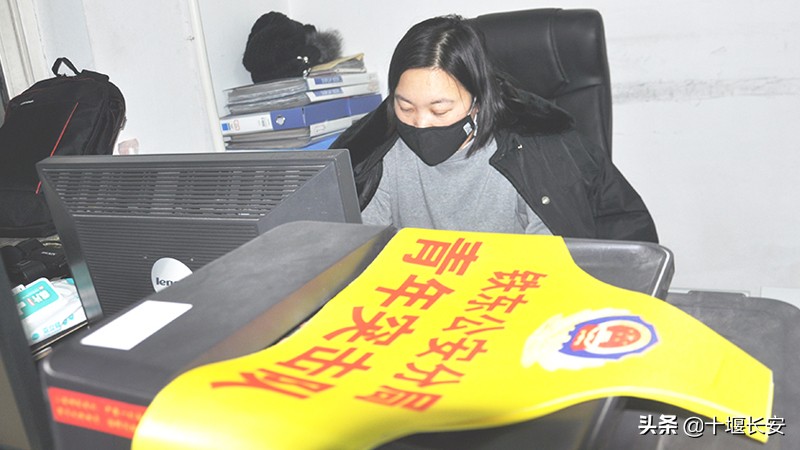 看不清你眼角是否有泪花只知道号令既出使命必达