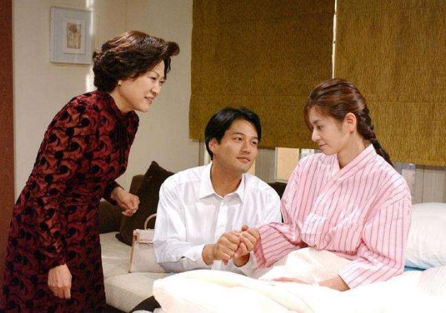 女人生完娃可以马上带娃吗,女人生完孩子就应该在家带孩子吗