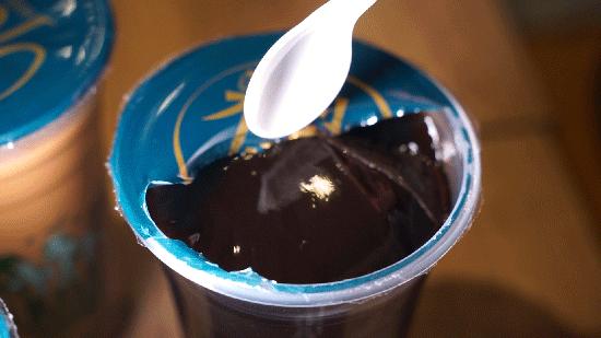 就这家连门都没有的2㎡小店,居然能在上海红17年?