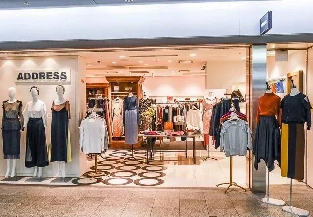 游客都去逛百货商店了，日本人自己去了这里