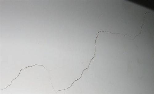 墙面发霉开裂是用腻子膏还是涂料,墙面腻子开裂的原因及处理方法