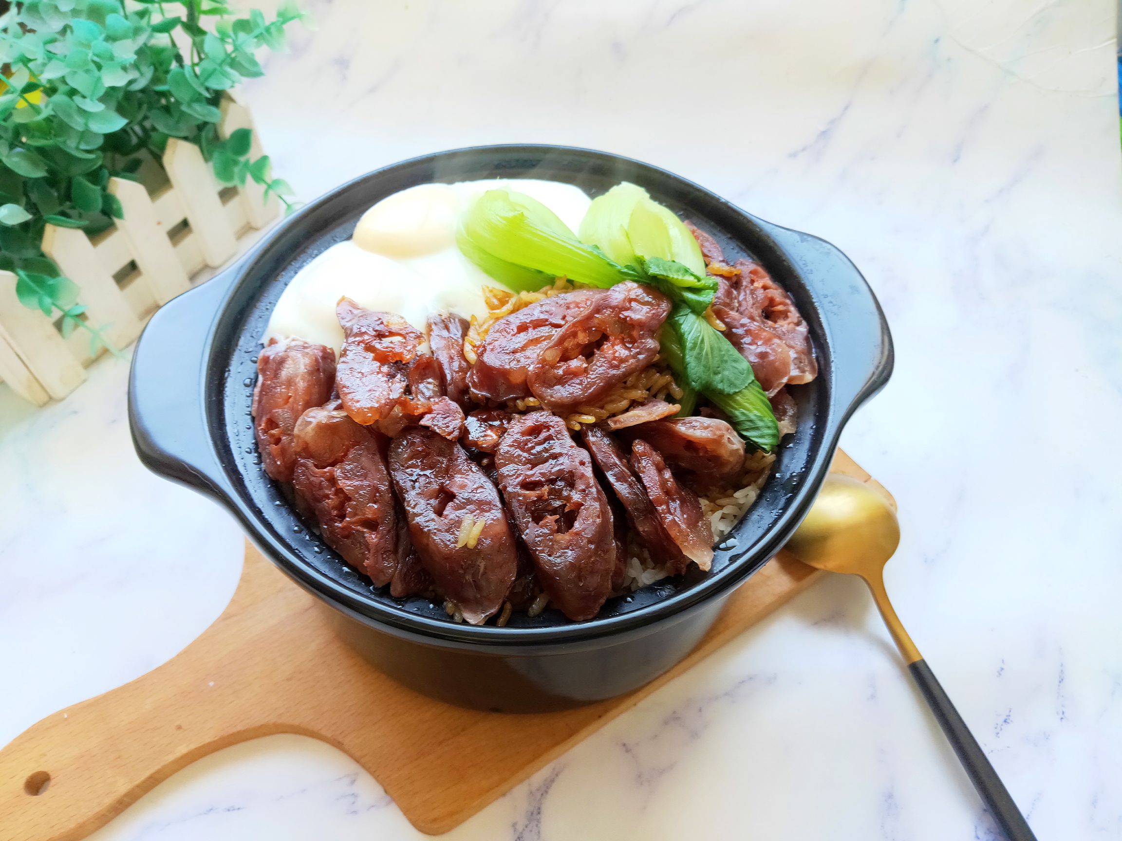 只有腊肠和米饭做煲仔饭,腊肠土豆青菜煲仔饭