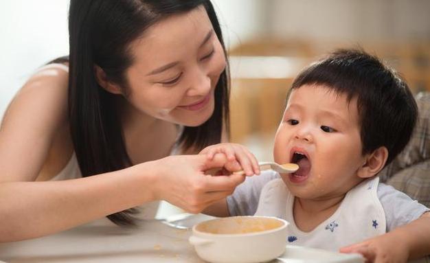 小孩生病不吃饭有什么解决的办法,孩子生病不肯吃药试试这个方法