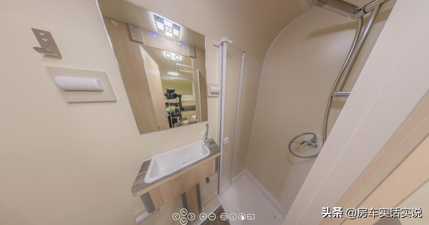 和一般常见的皮卡房车布局不同,dmax皮卡房车六座布局