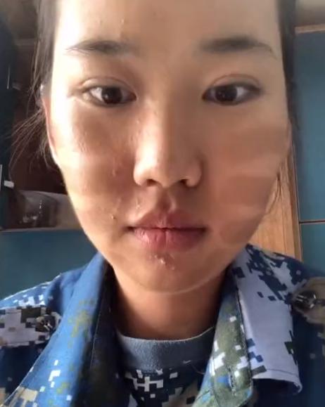 山东一女孩军训假装晒黑，发视频逗不会说话的爸爸，反应让人破防