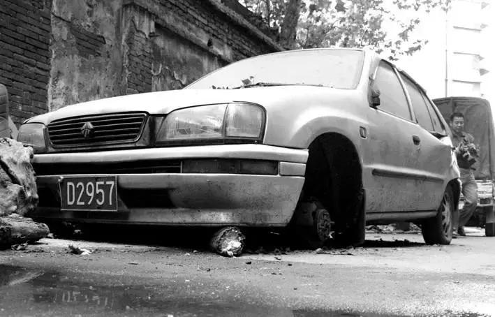 昔日的国民神车，如今奄奄一息，这个叫夏利的是我儿时的全部记忆