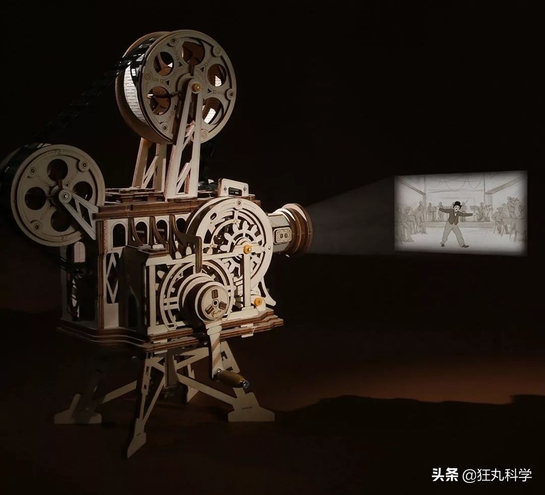 用老式胶片放映机改造投影过程,用木板拼出的老式电影放映机