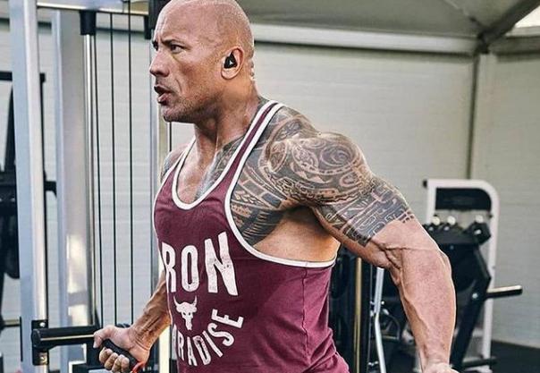 巨石强森帮助患癌女孩,巨石强森8岁进健身房