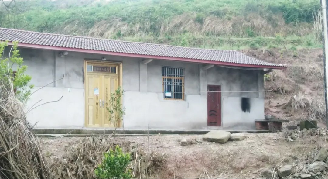 八九十年代的老瓦房，长年无人居住，确权登记时户主该写谁的名字