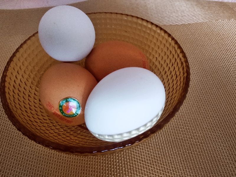 鸡蛋白的和黄一点有啥区别,鸡蛋白蛋和红蛋区别