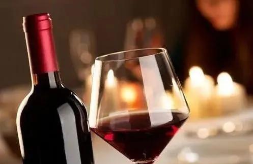 无论啥牌子的红酒，瓶子上看到这个单词，就是假的，再便宜也别买