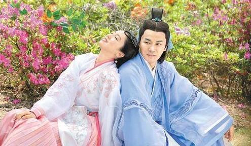 妻子上联:樱桃小口,齿椤椤,吞粗吐细,丈夫下联让她羞红了脸