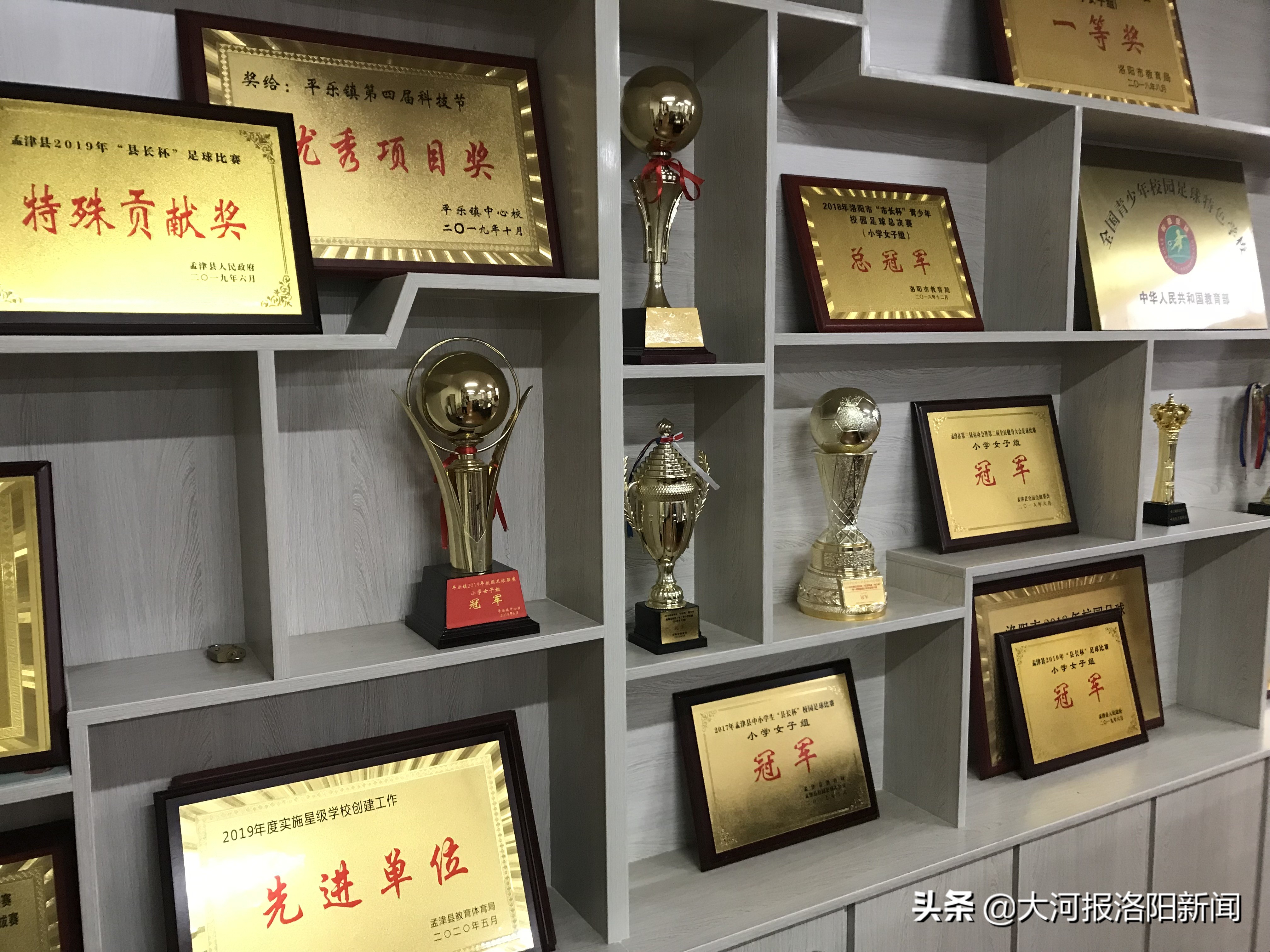 穿足球鞋踢足球比赛,穿大钉足球鞋在水泥地上踢球