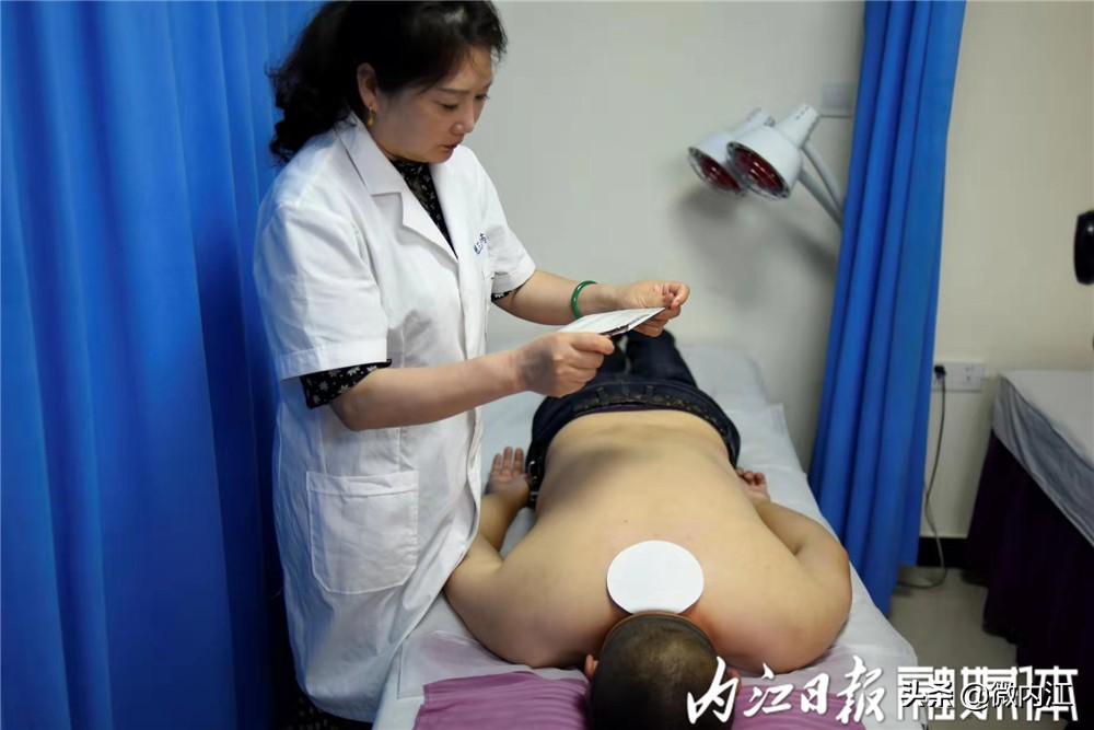 内江这位下岗女工再创业，“一张膏药”卖到大江南北