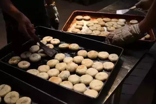 编辑部第一届“斗月饼大赛”开吃！11款老字号，谁才是浙江NO.1？